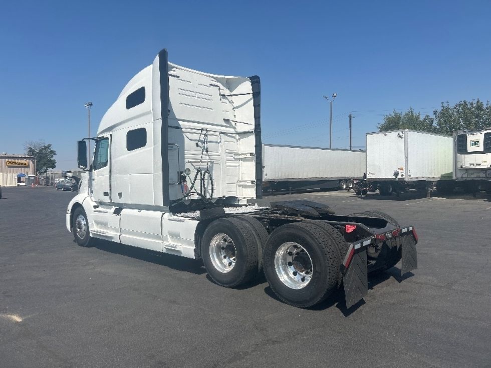 Sleeper Tractor-Heavy Duty Tractors-Volvo-2019-VNL64760-Fresno-CA-538,130\n\t\tmiles-$ 69,250 - Image 5