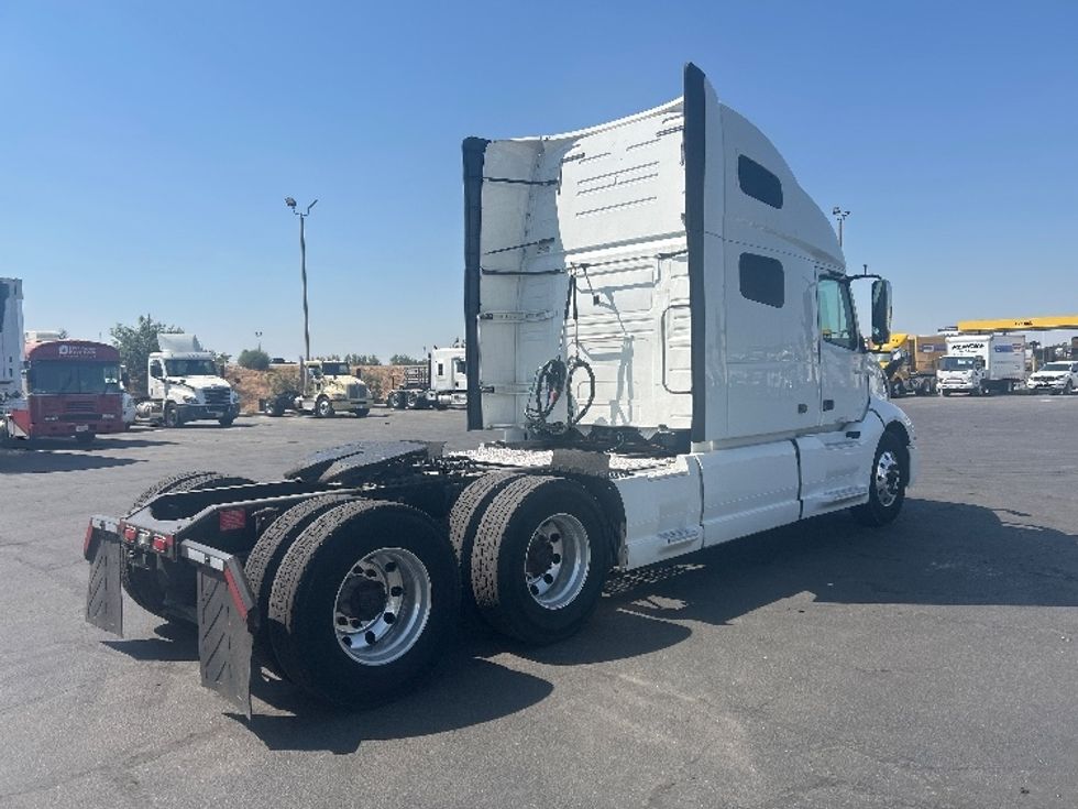 Sleeper Tractor-Heavy Duty Tractors-Volvo-2019-VNL64760-Fresno-CA-538,130\n\t\tmiles-$ 69,250 - Image 7