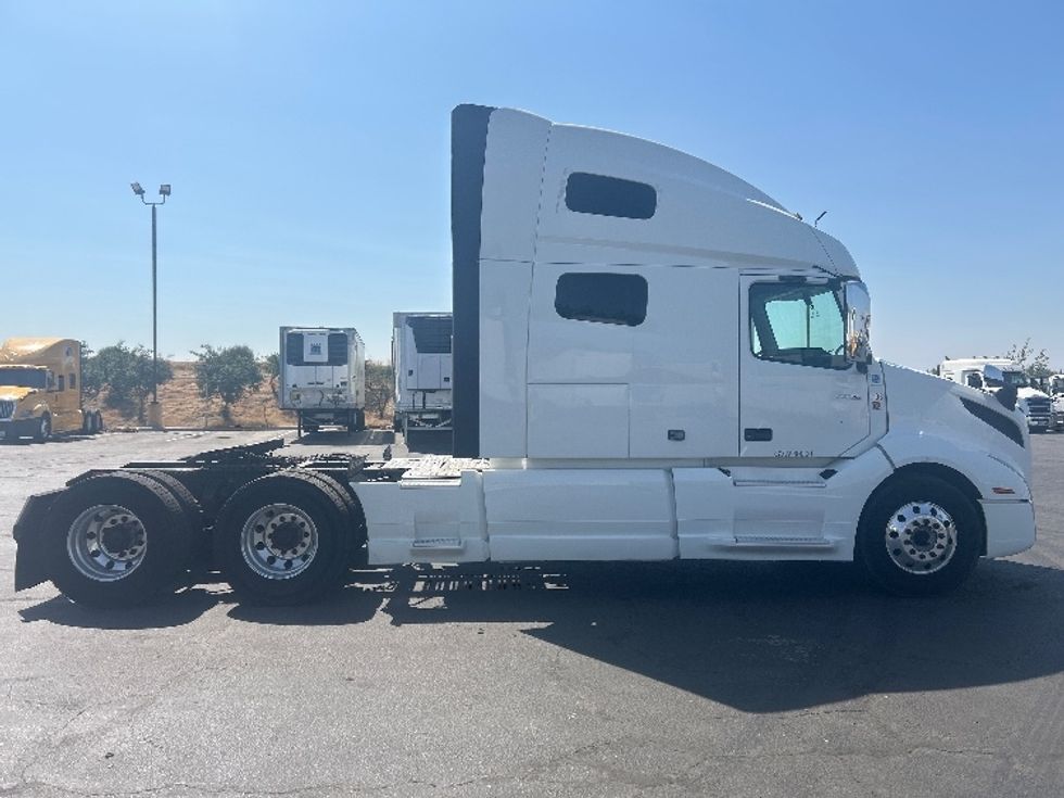 Sleeper Tractor-Heavy Duty Tractors-Volvo-2019-VNL64760-Fresno-CA-538,130\n\t\tmiles-$ 69,250 - Image 8