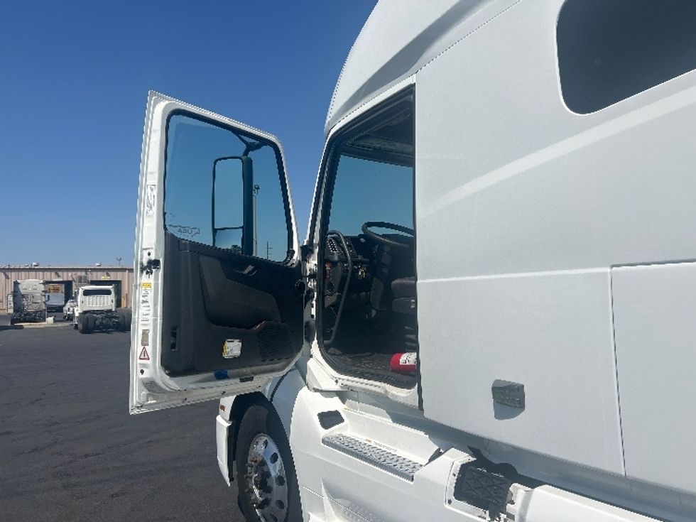 Sleeper Tractor-Heavy Duty Tractors-Volvo-2019-VNL64760-Fresno-CA-538,130\n\t\tmiles-$ 69,250 - Image 9