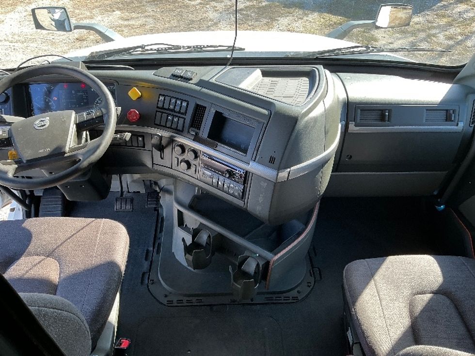 Sleeper Tractor-Heavy Duty Tractors-Volvo-2019-VNL64760-Garden City-GA-566,667\n\t\tmiles-$ 55,000 - Image 12