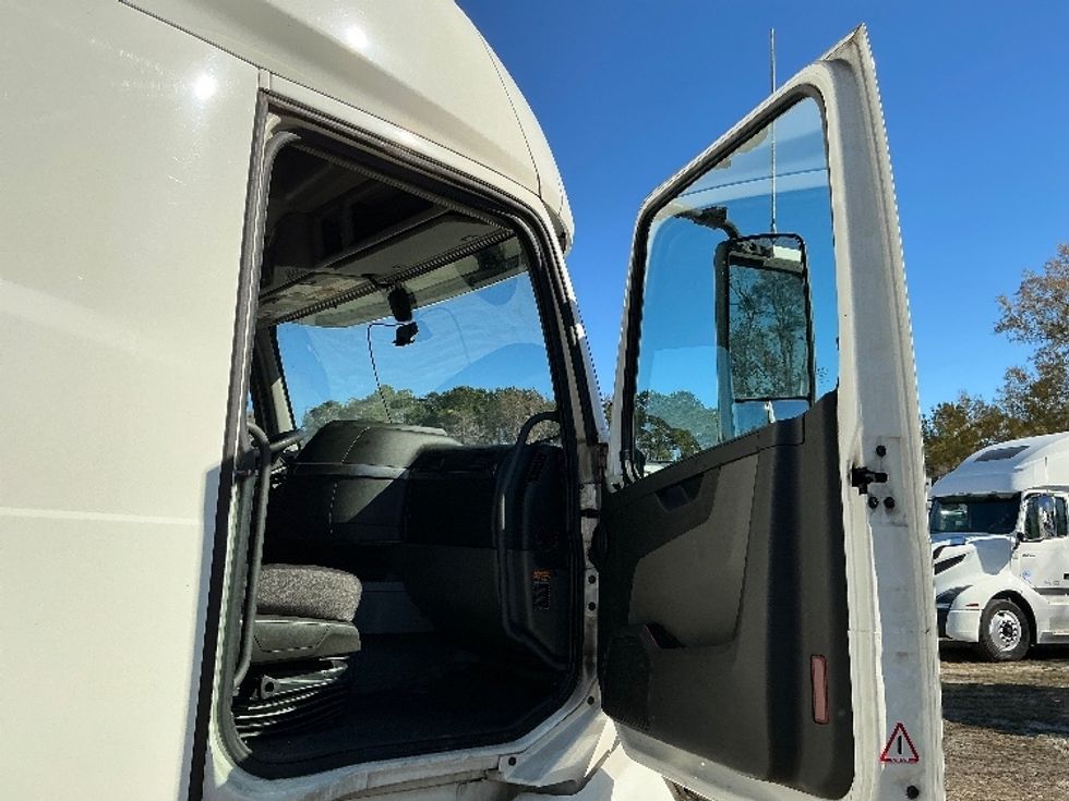 Sleeper Tractor-Heavy Duty Tractors-Volvo-2019-VNL64760-Garden City-GA-566,667\n\t\tmiles-$ 55,000 - Image 13