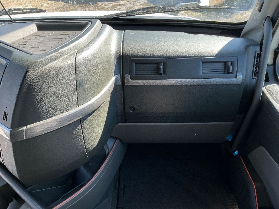 Sleeper Tractor-Heavy Duty Tractors-Volvo-2019-VNL64760-Garden City-GA-566,667\n\t\tmiles-$ 55,000 - Image 14