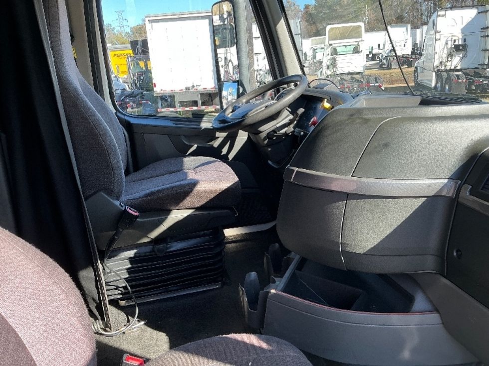 Sleeper Tractor-Heavy Duty Tractors-Volvo-2019-VNL64760-Garden City-GA-566,667\n\t\tmiles-$ 55,000 - Image 15