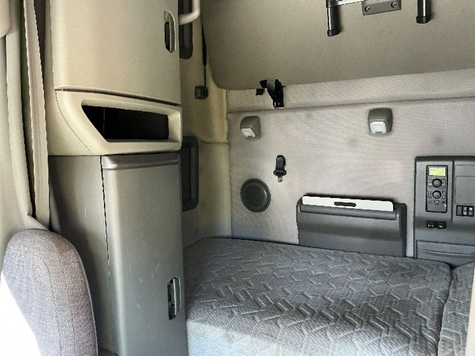 Sleeper Tractor-Heavy Duty Tractors-Volvo-2019-VNL64760-Garden City-GA-566,667\n\t\tmiles-$ 55,000 - Image 16