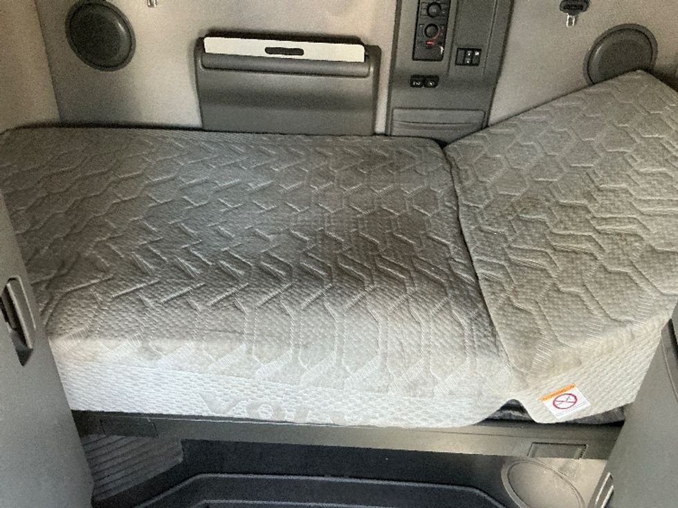 Sleeper Tractor-Heavy Duty Tractors-Volvo-2019-VNL64760-Garden City-GA-566,667\n\t\tmiles-$ 55,000 - Image 17