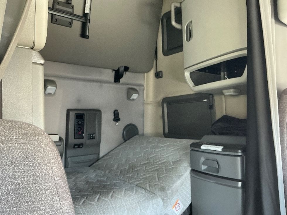 Sleeper Tractor-Heavy Duty Tractors-Volvo-2019-VNL64760-Garden City-GA-566,667\n\t\tmiles-$ 55,000 - Image 18