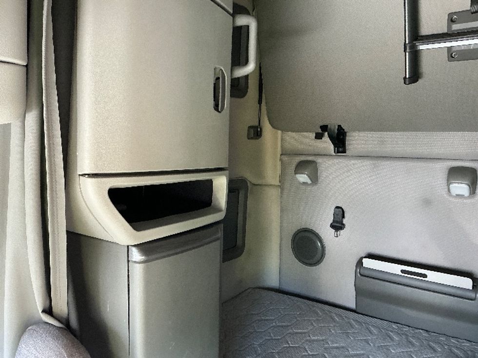 Sleeper Tractor-Heavy Duty Tractors-Volvo-2019-VNL64760-Garden City-GA-566,667\n\t\tmiles-$ 55,000 - Image 19