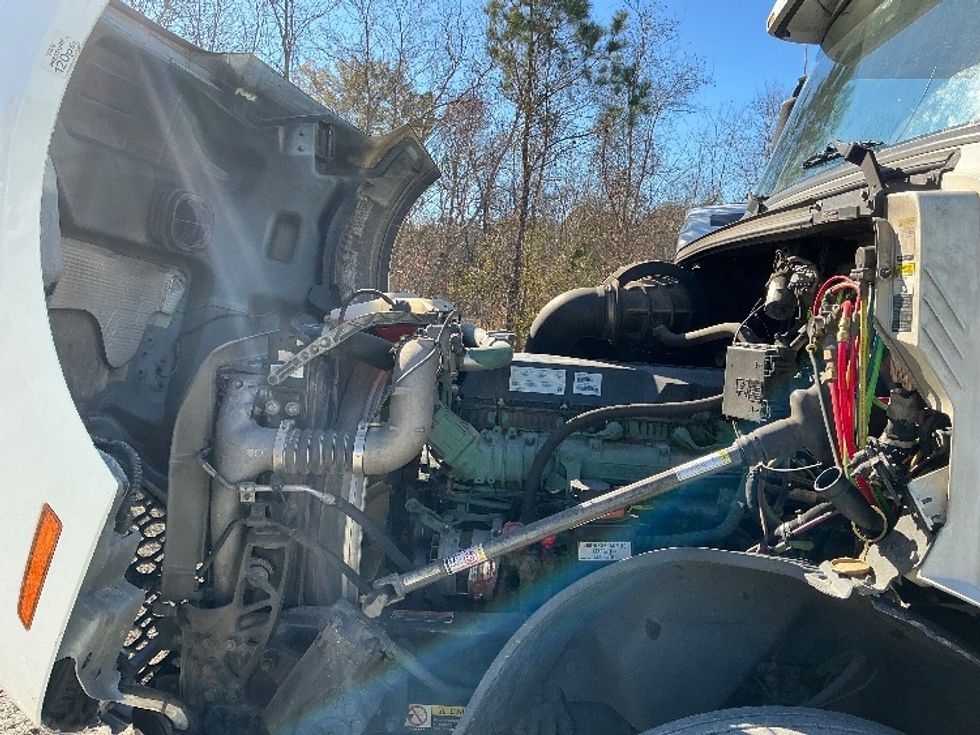 Sleeper Tractor-Heavy Duty Tractors-Volvo-2019-VNL64760-Garden City-GA-566,667\n\t\tmiles-$ 55,000 - Image 21