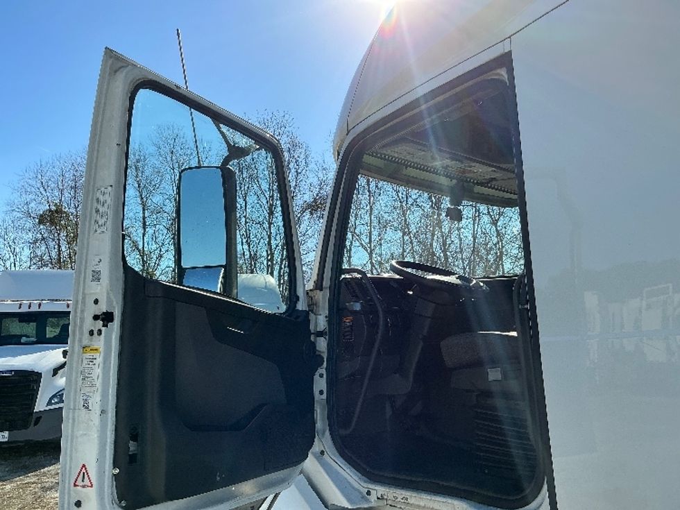 Sleeper Tractor-Heavy Duty Tractors-Volvo-2019-VNL64760-Garden City-GA-566,667\n\t\tmiles-$ 55,000 - Image 9
