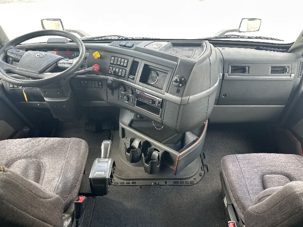 Sleeper Tractor-Heavy Duty Tractors-Volvo-2019-VNL64760-Garden City-GA-713,188\n\t\tmiles-$ 47,750 - Image 12
