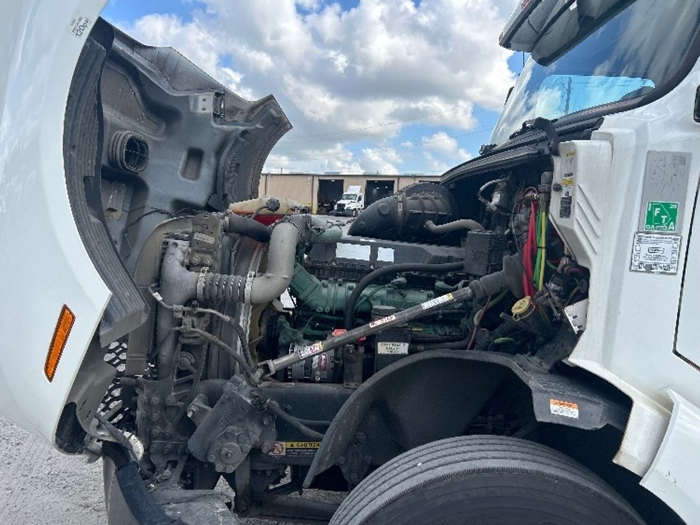 Sleeper Tractor-Heavy Duty Tractors-Volvo-2019-VNL64760-Garden City-GA-713,188\n\t\tmiles-$ 47,750 - Image 16