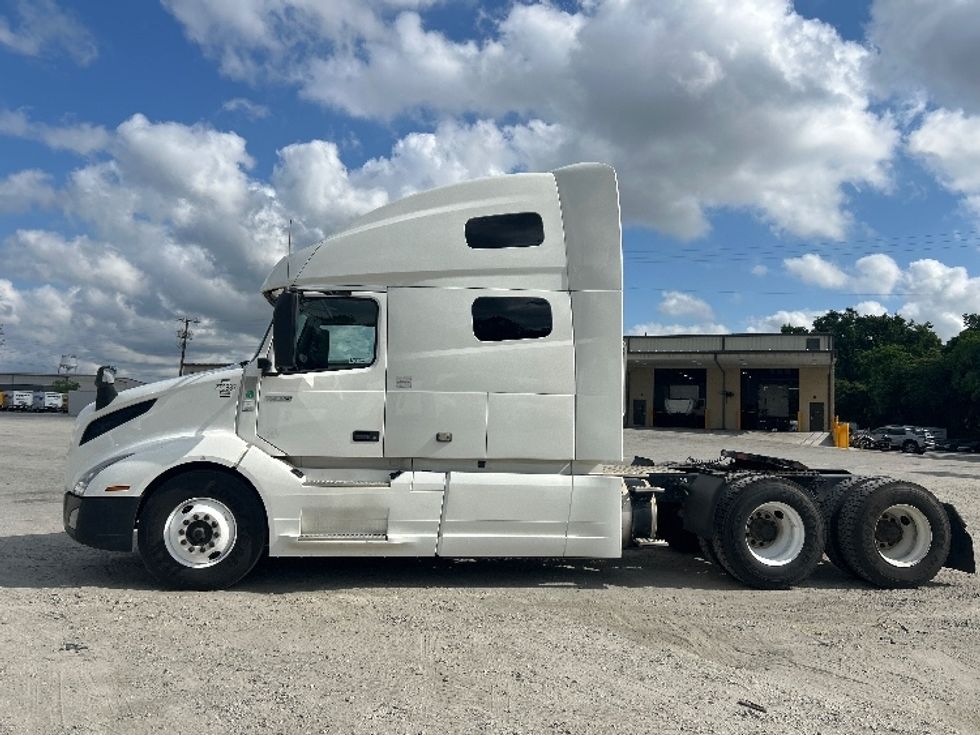 Sleeper Tractor-Heavy Duty Tractors-Volvo-2019-VNL64760-Garden City-GA-713,188\n\t\tmiles-$ 47,750 - Image 4