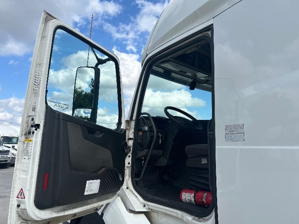 Sleeper Tractor-Heavy Duty Tractors-Volvo-2019-VNL64760-Garden City-GA-713,188\n\t\tmiles-$ 47,750 - Image 9