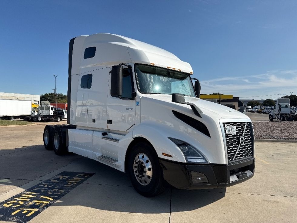 Sleeper Tractor-Heavy Duty Tractors-Volvo-2019-VNL64760-Grand Prairie-TX-675,204\n\t\tmiles-$ 52,500 - Image 1