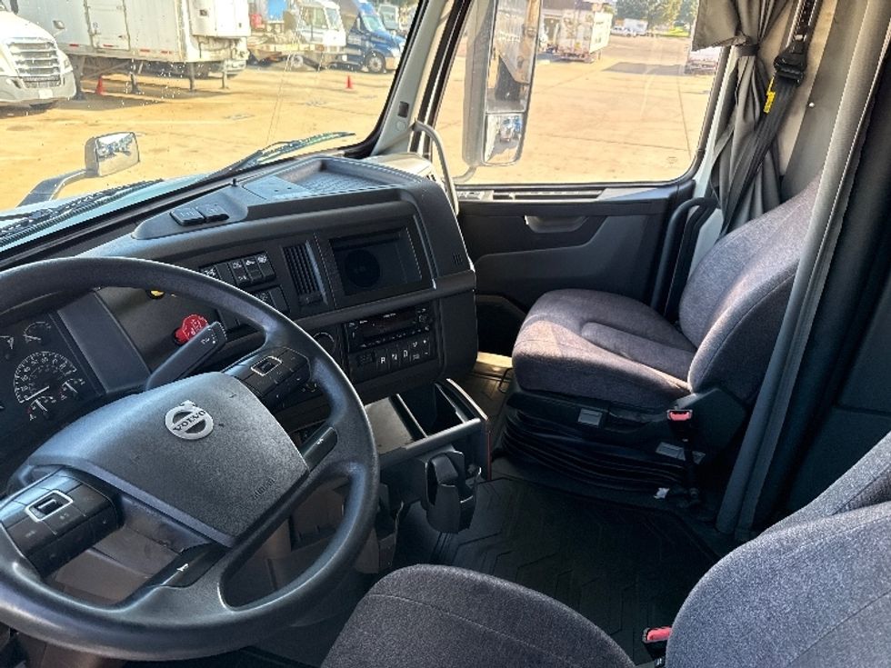 Sleeper Tractor-Heavy Duty Tractors-Volvo-2019-VNL64760-Grand Prairie-TX-675,204\n\t\tmiles-$ 52,500 - Image 10