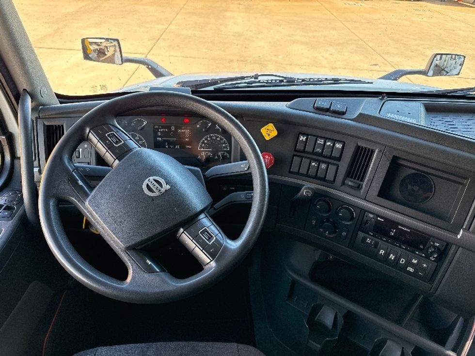 Sleeper Tractor-Heavy Duty Tractors-Volvo-2019-VNL64760-Grand Prairie-TX-675,204\n\t\tmiles-$ 52,500 - Image 11