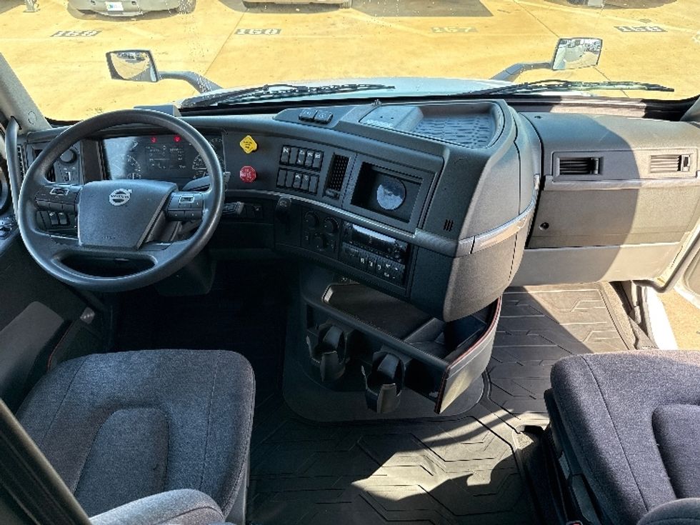 Sleeper Tractor-Heavy Duty Tractors-Volvo-2019-VNL64760-Grand Prairie-TX-675,204\n\t\tmiles-$ 52,500 - Image 12