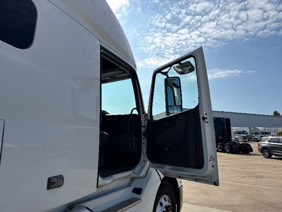 Sleeper Tractor-Heavy Duty Tractors-Volvo-2019-VNL64760-Grand Prairie-TX-675,204\n\t\tmiles-$ 52,500 - Image 13