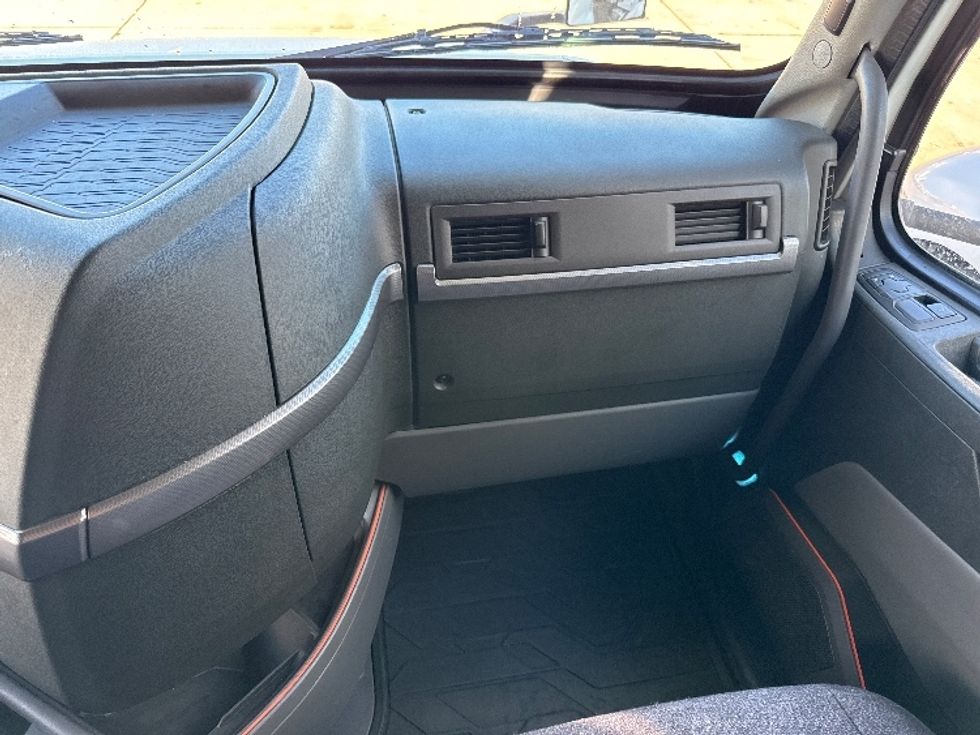 Sleeper Tractor-Heavy Duty Tractors-Volvo-2019-VNL64760-Grand Prairie-TX-675,204\n\t\tmiles-$ 52,500 - Image 14