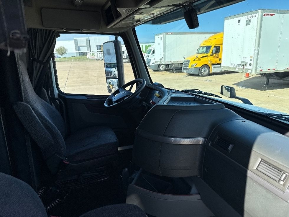 Sleeper Tractor-Heavy Duty Tractors-Volvo-2019-VNL64760-Grand Prairie-TX-675,204\n\t\tmiles-$ 52,500 - Image 15