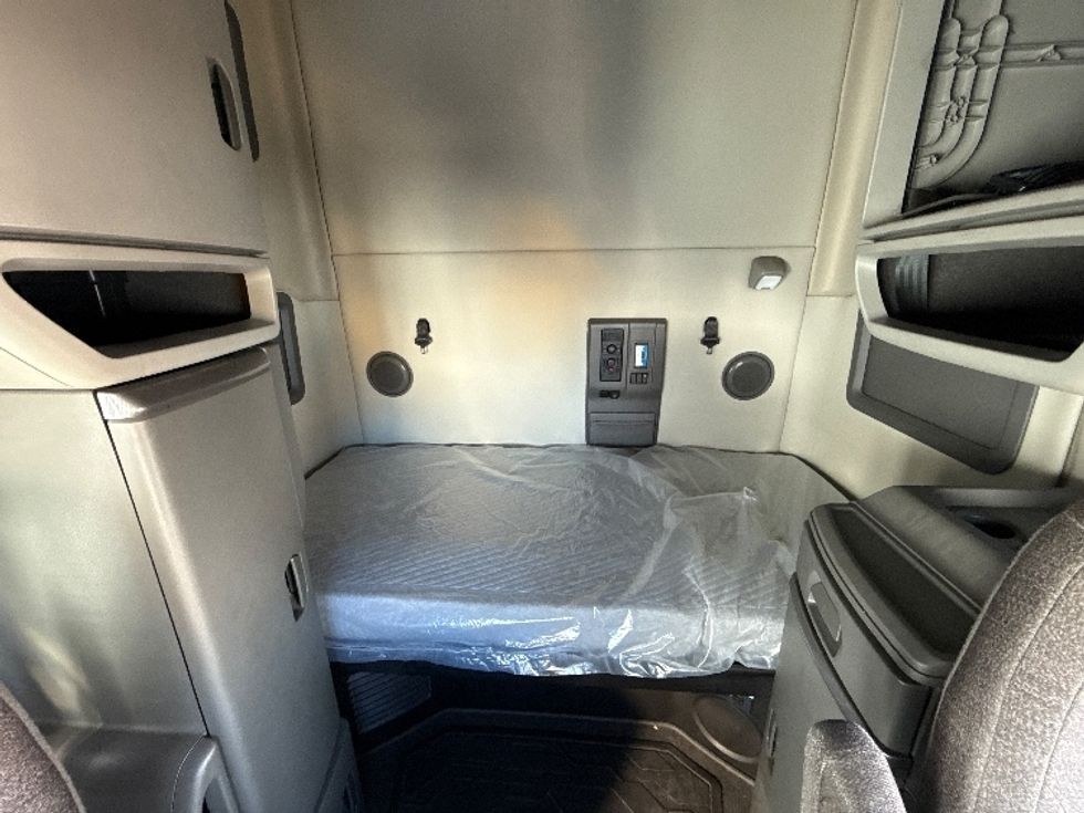 Sleeper Tractor-Heavy Duty Tractors-Volvo-2019-VNL64760-Grand Prairie-TX-675,204\n\t\tmiles-$ 52,500 - Image 16