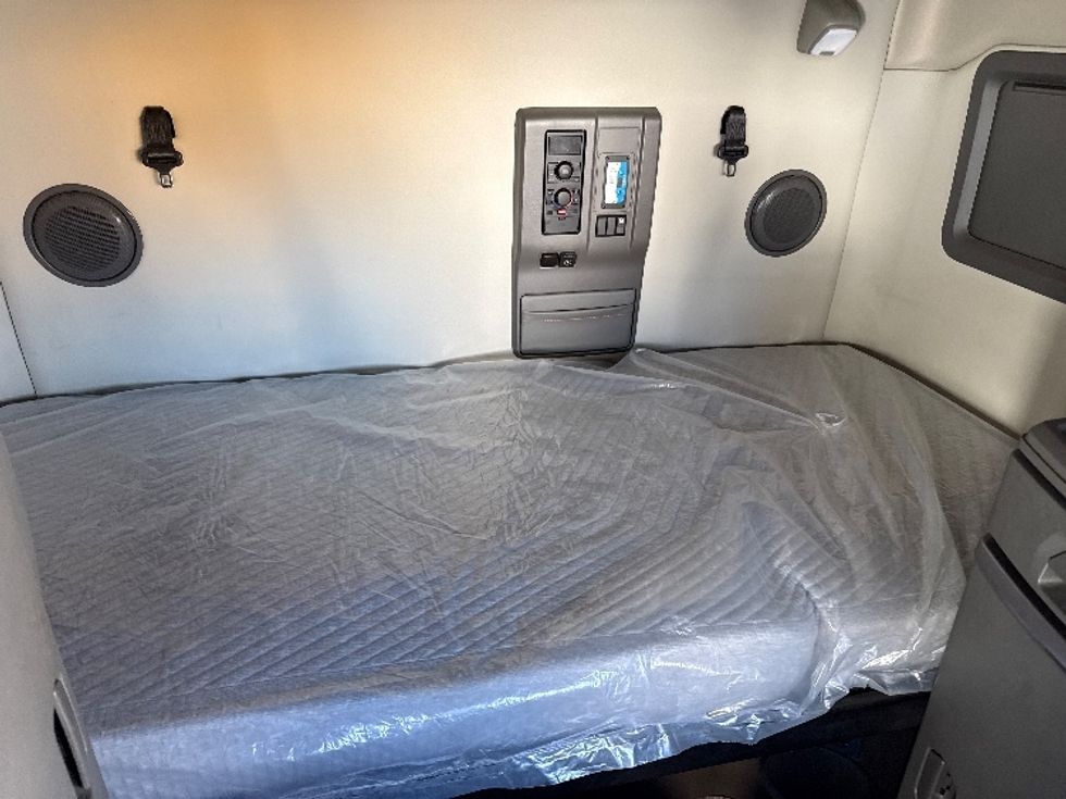 Sleeper Tractor-Heavy Duty Tractors-Volvo-2019-VNL64760-Grand Prairie-TX-675,204\n\t\tmiles-$ 52,500 - Image 17