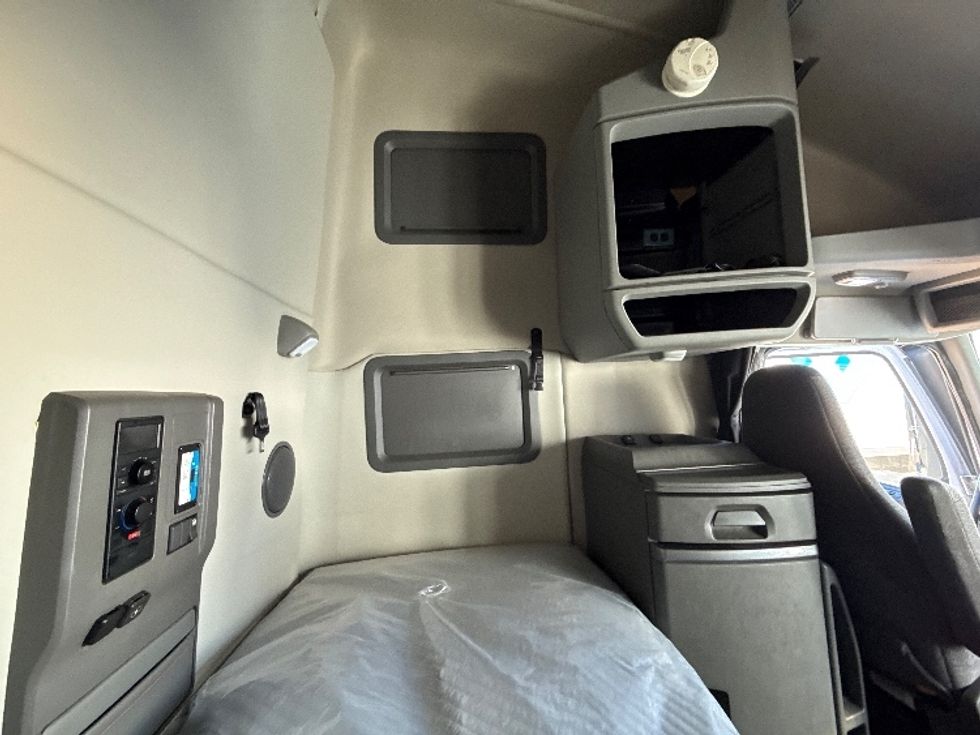 Sleeper Tractor-Heavy Duty Tractors-Volvo-2019-VNL64760-Grand Prairie-TX-675,204\n\t\tmiles-$ 52,500 - Image 18