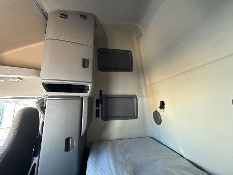 Sleeper Tractor-Heavy Duty Tractors-Volvo-2019-VNL64760-Grand Prairie-TX-675,204\n\t\tmiles-$ 52,500 - Image 19