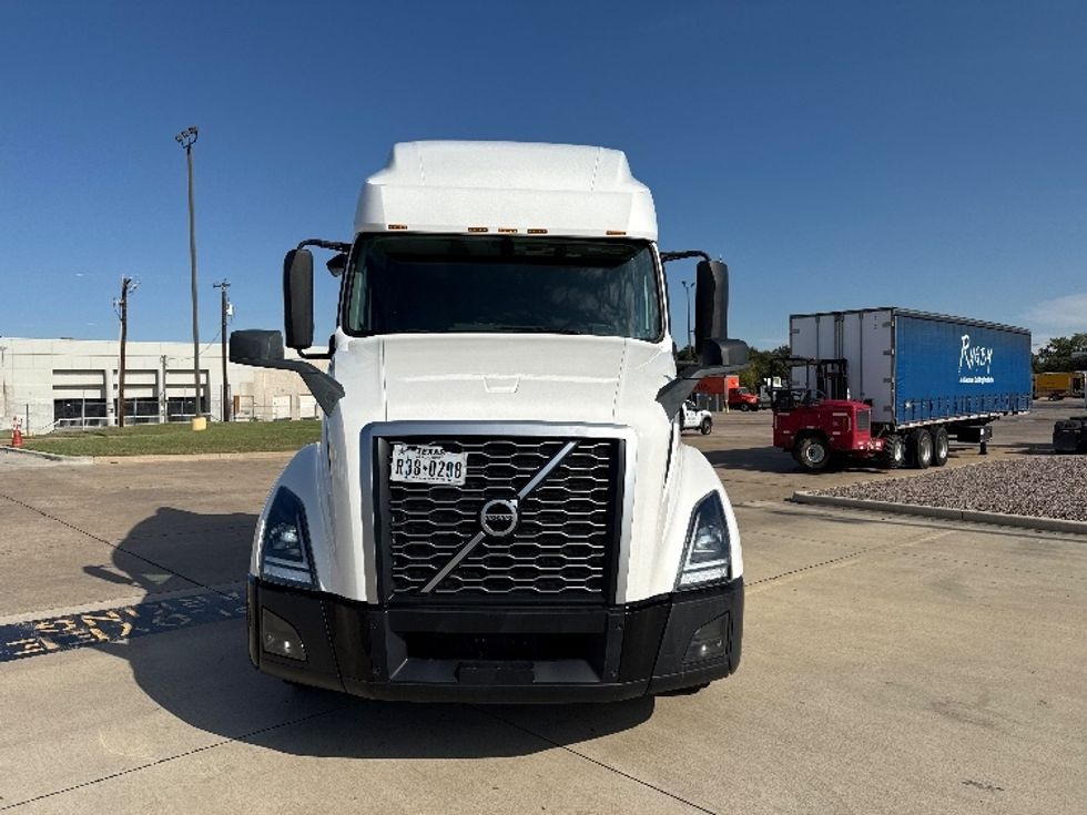 Sleeper Tractor-Heavy Duty Tractors-Volvo-2019-VNL64760-Grand Prairie-TX-675,204\n\t\tmiles-$ 52,500 - Image 2