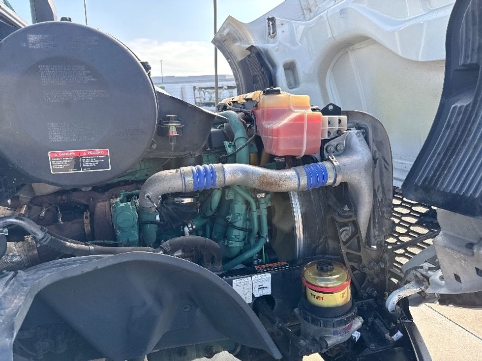Sleeper Tractor-Heavy Duty Tractors-Volvo-2019-VNL64760-Grand Prairie-TX-675,204\n\t\tmiles-$ 52,500 - Image 20