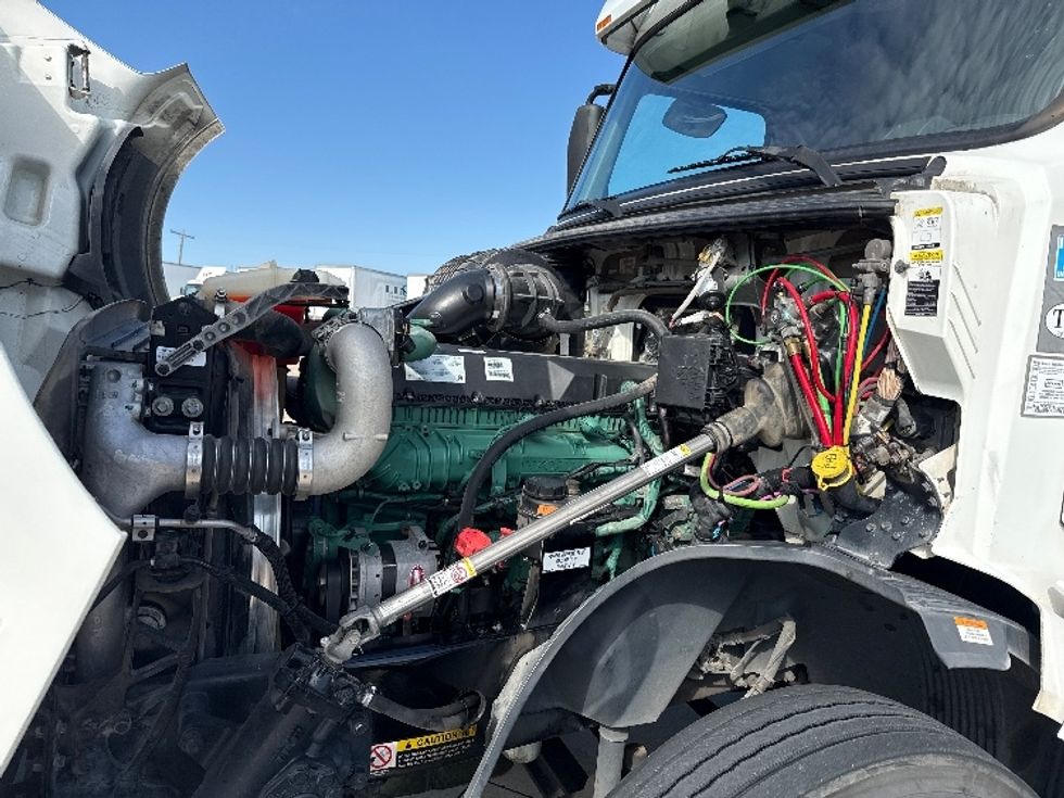 Sleeper Tractor-Heavy Duty Tractors-Volvo-2019-VNL64760-Grand Prairie-TX-675,204\n\t\tmiles-$ 52,500 - Image 21