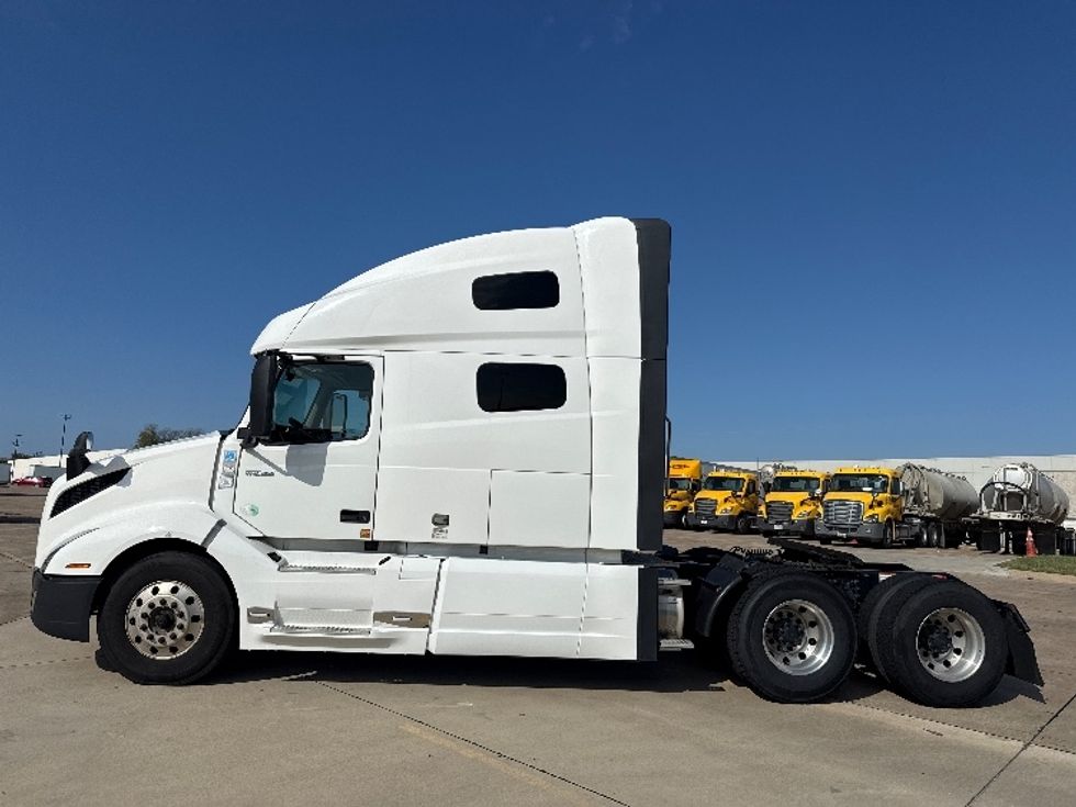 Sleeper Tractor-Heavy Duty Tractors-Volvo-2019-VNL64760-Grand Prairie-TX-675,204\n\t\tmiles-$ 52,500 - Image 4