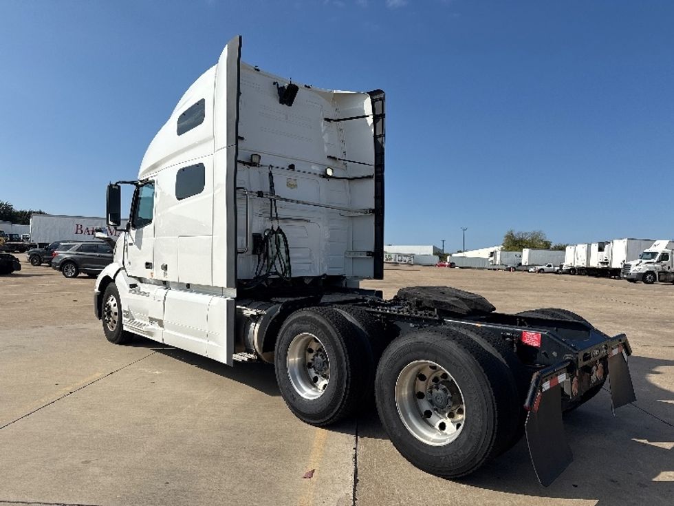 Sleeper Tractor-Heavy Duty Tractors-Volvo-2019-VNL64760-Grand Prairie-TX-675,204\n\t\tmiles-$ 52,500 - Image 5