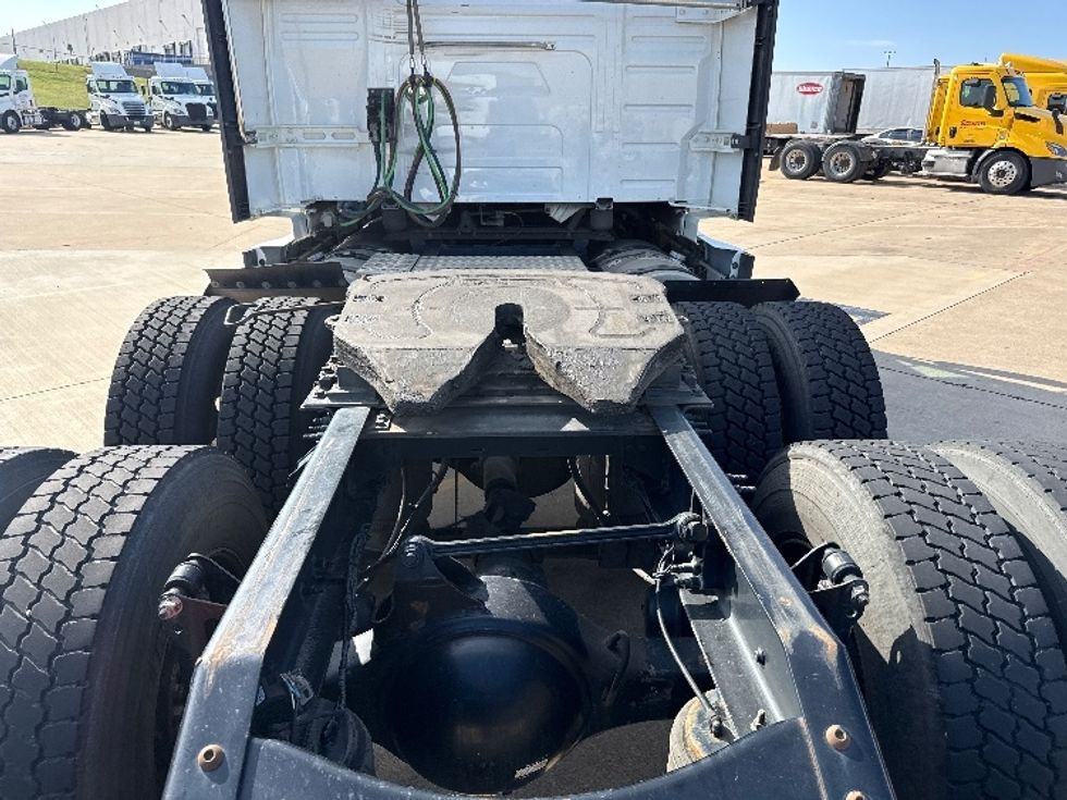 Sleeper Tractor-Heavy Duty Tractors-Volvo-2019-VNL64760-Grand Prairie-TX-675,204\n\t\tmiles-$ 52,500 - Image 6