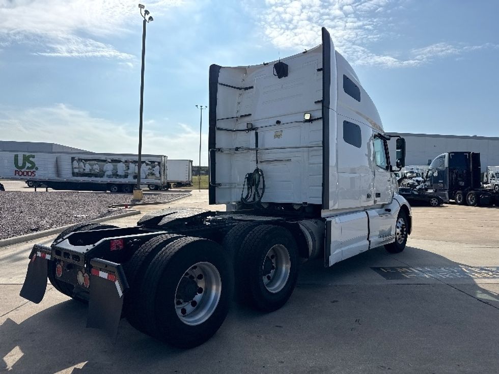Sleeper Tractor-Heavy Duty Tractors-Volvo-2019-VNL64760-Grand Prairie-TX-675,204\n\t\tmiles-$ 52,500 - Image 7