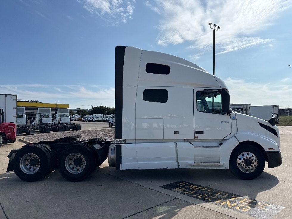 Sleeper Tractor-Heavy Duty Tractors-Volvo-2019-VNL64760-Grand Prairie-TX-675,204\n\t\tmiles-$ 52,500 - Image 8