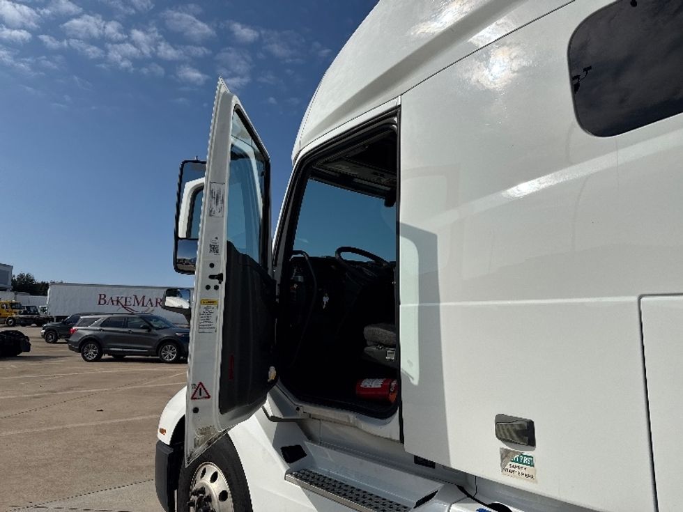 Sleeper Tractor-Heavy Duty Tractors-Volvo-2019-VNL64760-Grand Prairie-TX-675,204\n\t\tmiles-$ 52,500 - Image 9