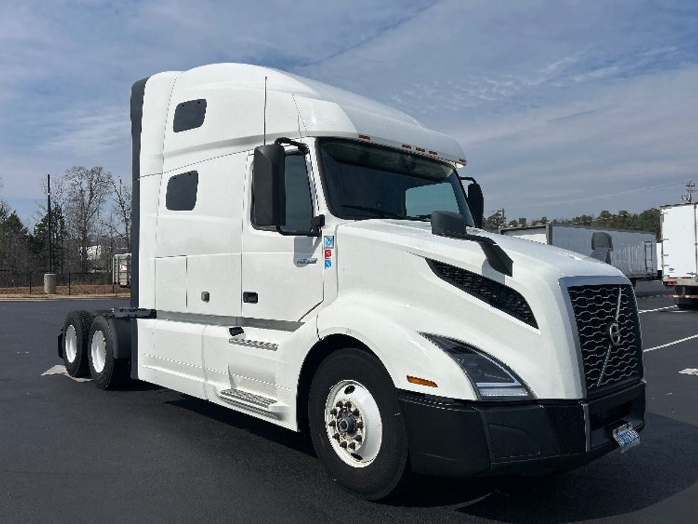 Sleeper Tractor-Heavy Duty Tractors-Volvo-2019-VNL64760-Greensboro-NC-447,807\n\t\tmiles-$ 59,000 - Image 1