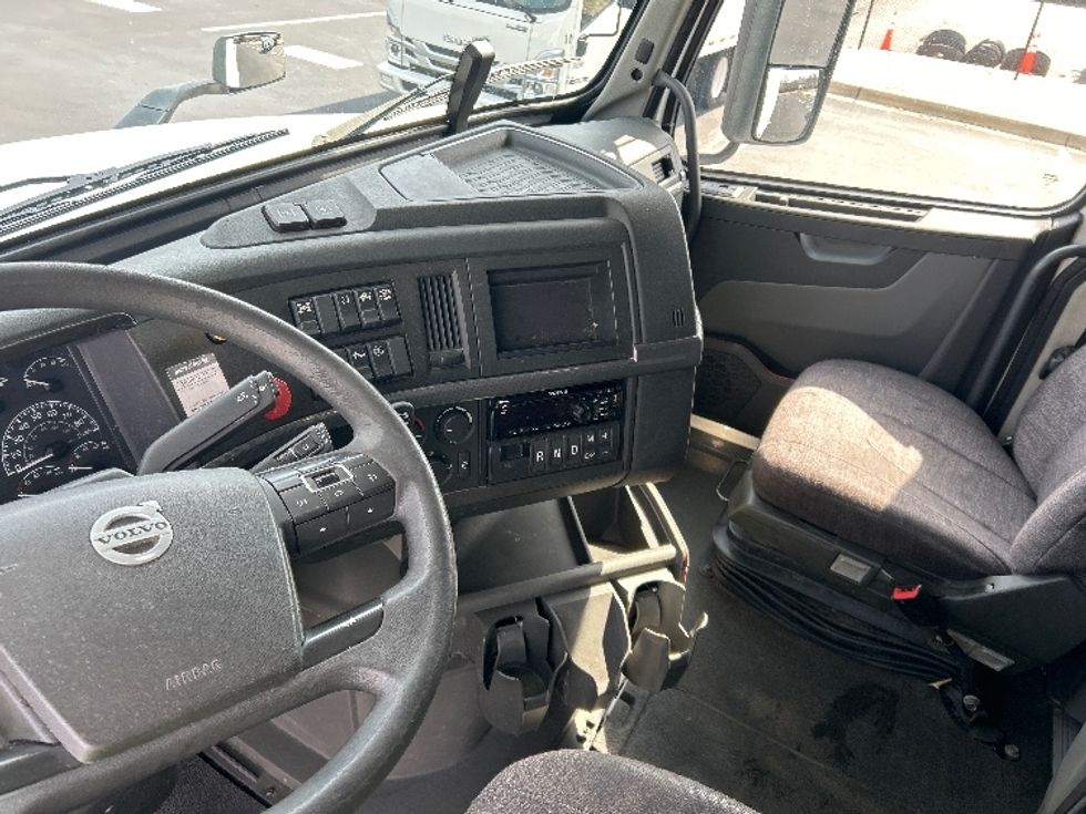 Sleeper Tractor-Heavy Duty Tractors-Volvo-2019-VNL64760-Greensboro-NC-447,807\n\t\tmiles-$ 59,000 - Image 10