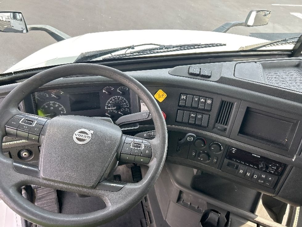 Sleeper Tractor-Heavy Duty Tractors-Volvo-2019-VNL64760-Greensboro-NC-447,807\n\t\tmiles-$ 59,000 - Image 11