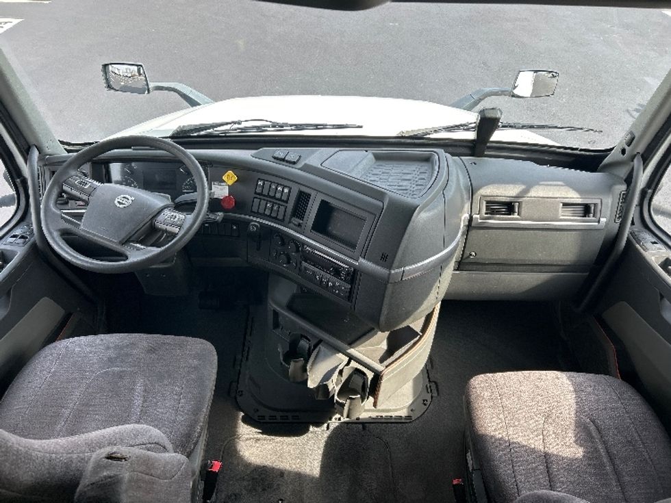 Sleeper Tractor-Heavy Duty Tractors-Volvo-2019-VNL64760-Greensboro-NC-447,807\n\t\tmiles-$ 59,000 - Image 12