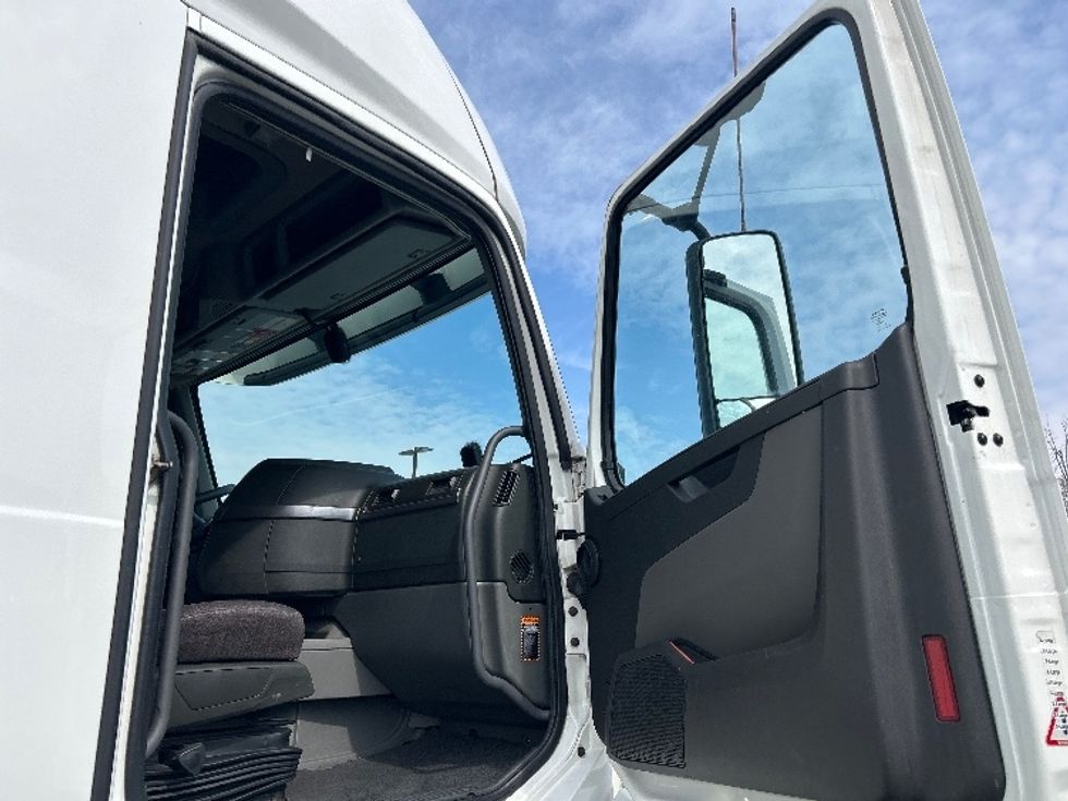 Sleeper Tractor-Heavy Duty Tractors-Volvo-2019-VNL64760-Greensboro-NC-447,807\n\t\tmiles-$ 59,000 - Image 13