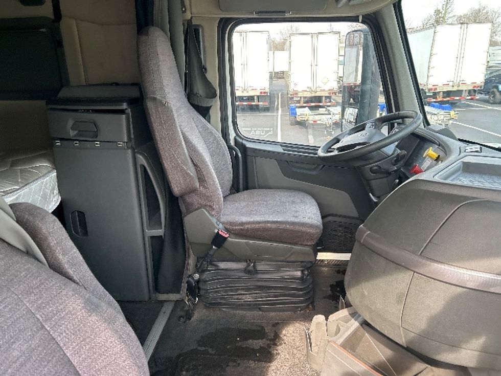 Sleeper Tractor-Heavy Duty Tractors-Volvo-2019-VNL64760-Greensboro-NC-447,807\n\t\tmiles-$ 59,000 - Image 15