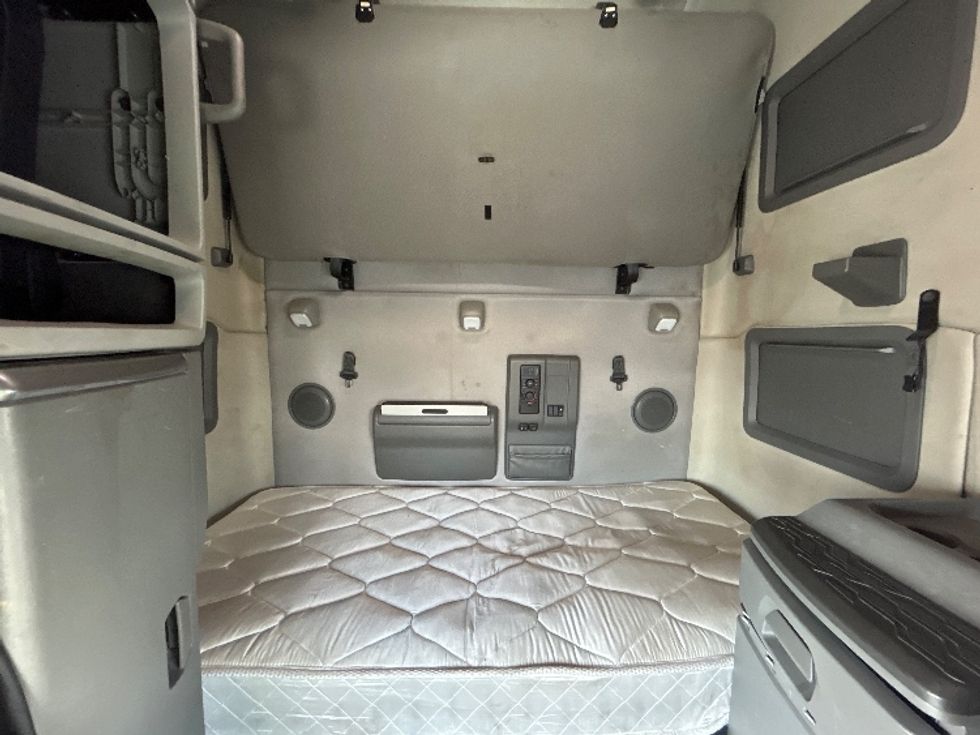 Sleeper Tractor-Heavy Duty Tractors-Volvo-2019-VNL64760-Greensboro-NC-447,807\n\t\tmiles-$ 59,000 - Image 16