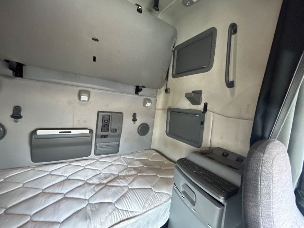 Sleeper Tractor-Heavy Duty Tractors-Volvo-2019-VNL64760-Greensboro-NC-447,807\n\t\tmiles-$ 59,000 - Image 17