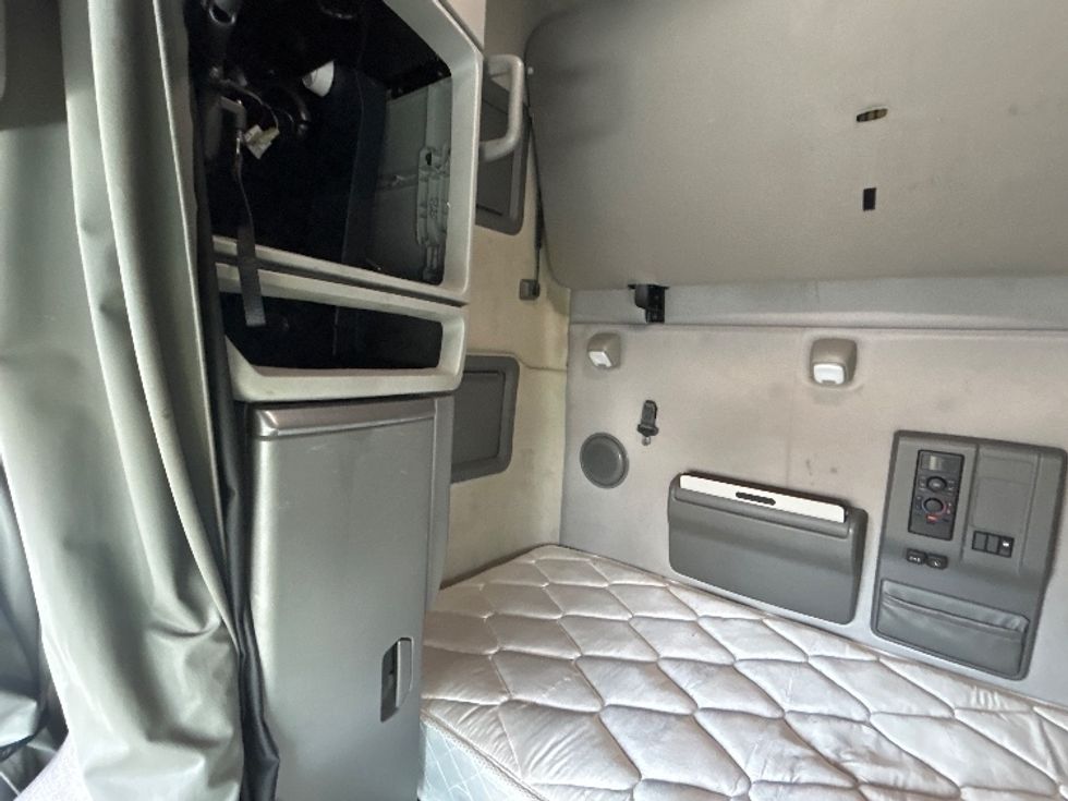 Sleeper Tractor-Heavy Duty Tractors-Volvo-2019-VNL64760-Greensboro-NC-447,807\n\t\tmiles-$ 59,000 - Image 18