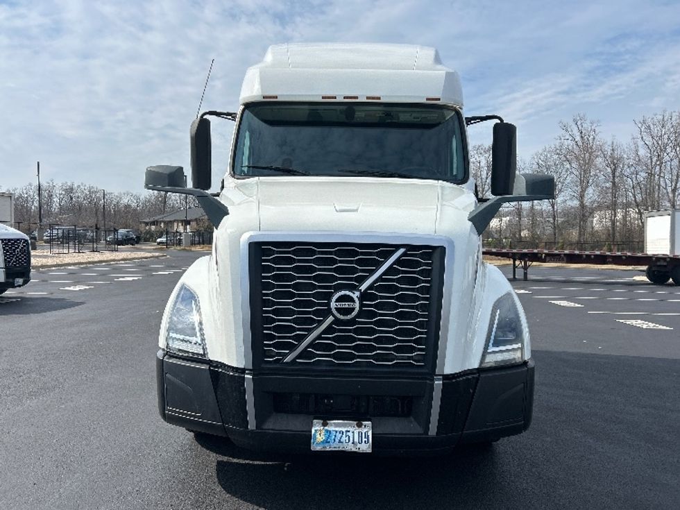 Sleeper Tractor-Heavy Duty Tractors-Volvo-2019-VNL64760-Greensboro-NC-447,807\n\t\tmiles-$ 59,000 - Image 2