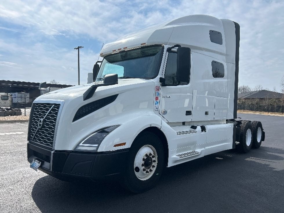 Sleeper Tractor-Heavy Duty Tractors-Volvo-2019-VNL64760-Greensboro-NC-447,807\n\t\tmiles-$ 59,000 - Image 3