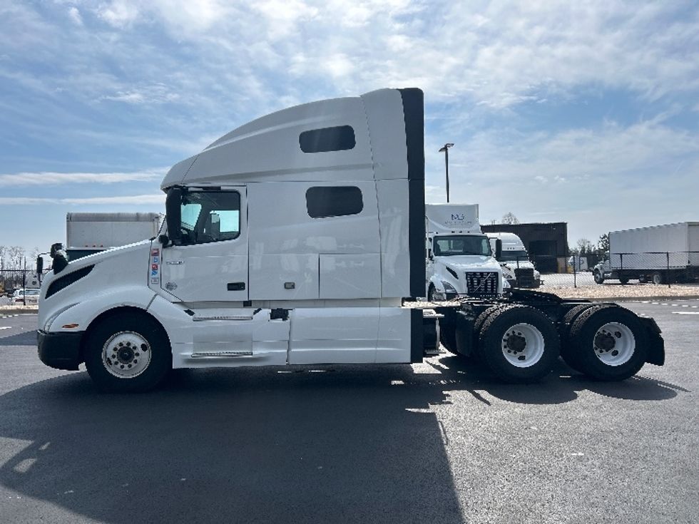 Sleeper Tractor-Heavy Duty Tractors-Volvo-2019-VNL64760-Greensboro-NC-447,807\n\t\tmiles-$ 59,000 - Image 4
